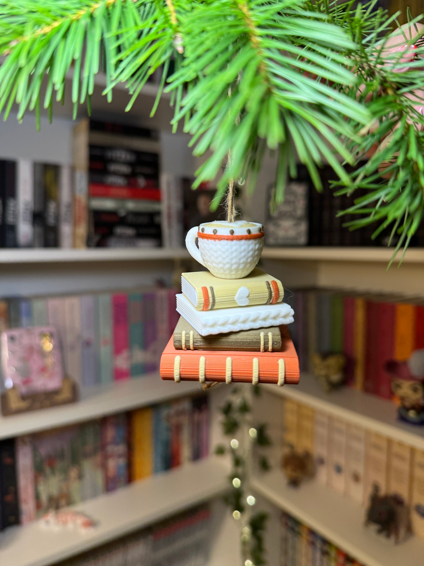 Bücherstapel Tannenbaumschmuck Kakao
