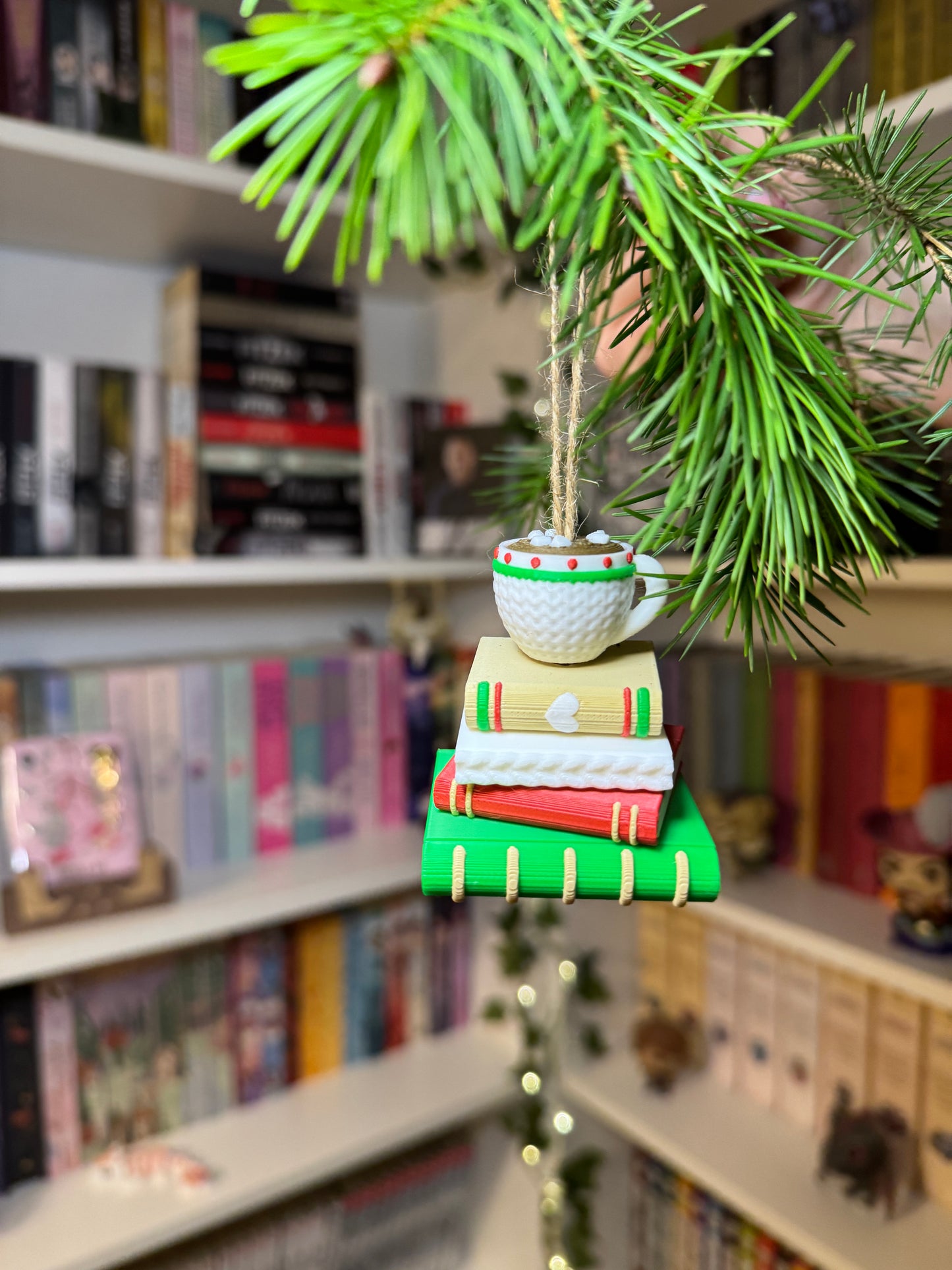 Bücherstapel Tannenbaumschmuck Kakao